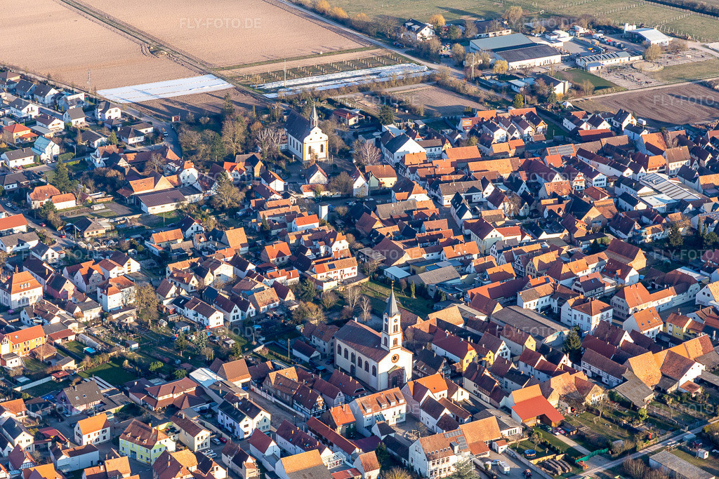 Luftbild: St. Bartholomäus und Protestantische Kirche Zeiskam in Zeiskam im Bundesland Rheinland-Pfalz in Deutschland. Foto: IMG_130804.jpg vom 09.03.2022 durch Werner Riehm/FLY-FOTO.de
