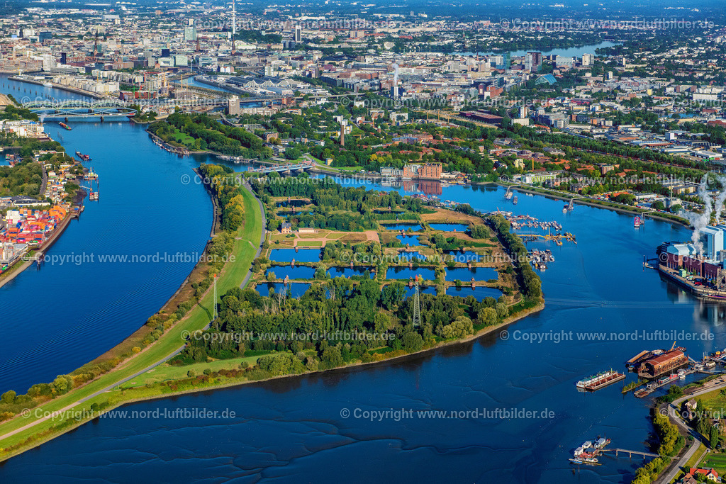 Hamburg_Kaltehofe_Elbinsel_ELS_3526220922 | HAMBURG 22.09.2022 Industrie- Denkmal der stillgelegten technischen Anlagen und Produktionshallen des Geländes der "Wasserkunst Elbinsel Kaltehofe" an derk Billwerder Bucht an der Straße Kaltehofe-Hauptdeich in Hamburg, Deutschland. Weiterführende Informationen bei: HPA Hamburg Port Authority,  Stiftung Wasserkunst Elbinsel Kaltehofe. // Industrial monument of the technical plants and production halls of the premises of "Wasserkunst Elbinsel Kaltehofe" at the barrage Billwerder Bucht on street Kaltehofe-Hauptdeich in Hamburg, Germany. Further information at: HPA Hamburg Port Authority,  Stiftung Wasserkunst Elbinsel Kaltehofe. Foto: Martin Elsen
