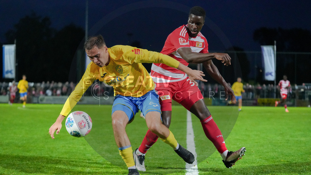 Fußball, Herren, Saison 2025/2026, Testspiel, Freundschaftsspiel, FSV 63 Luckenwalde vs. 1.FC Union Berlin, Mittwoch 08.10.2025, Werner-Seelenbinder-Stadion Luckenwalde, | Fußball, Herren, Saison 2025/2026, Testspiel, Freundschaftsspiel, FSV 63 Luckenwalde vs. 1.FC Union Berlin, Mittwoch 08.10.2025, Werner-Seelenbinder-Stadion Luckenwalde, Im Bild: Simon Gollnack (l. Luckenwalde) und Stanley Nsoki (r. Union) - Realisiert mit Pictrs.com