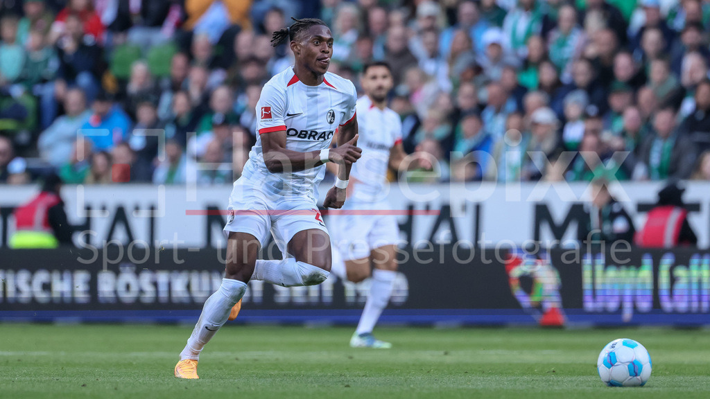 Fussball, Bundesliga, SV Werder Bremen - SC Freiburg | v.li.: Junior Adamu (SC Freiburg, 20) am Ball, Einzelbild, Ganzkörper, Aktion, Action, Spielszene, DIE DFL-RICHTLINIEN UNTERSAGEN JEGLICHE NUTZUNG VON FOTOS ALS SEQUENZBILDER UND/ODER VIDEOÄHNLICHE FOTOSTRECKEN. DFL REGULATIONS PROHIBIT ANY USE OF PHOTOGRAPHS AS IMAGE SEQUENCES AND/OR QUASI-VIDEO.