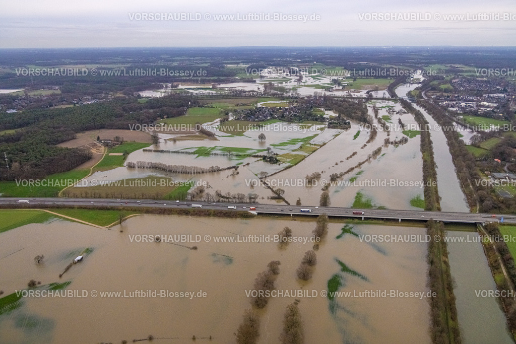 Huenxe231204074 | Luftbild vom Hochwasser der Lippe, Weihnachtshochwasser 2023, Fluss Lippe tritt nach starken Regenfällen über die Ufer, Überschwemmungsgebiet Pliesterbergsche Sohlen
Landschaftsschutzgebiet, Fluss Lippemäander, Brücke der Autobahn A3 über den Wesel-Datteln-Kanal, Bucholtwelmen, Hünxe, Ruhrgebiet, Nordrhein-Westfalen, Deutschland