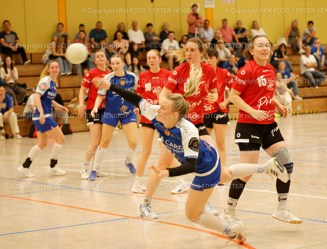 Tabellenletzter TGB Darmstadt verliert in Pfungstadt | 03.05.2025 Handball Frauen Oberliga Süd Saison 2024 2025 22. Spieltag TSV Pfungstadt - TGB Darmstadt (33:30) frei zum Wurf kommt Hannah Schäfer (6 TSV) Lisa Träger (6) und Tessa Scheufler (15 TGB) schauen zu (Foto: Peter Henrich) - Realisiert mit Pictrs.com