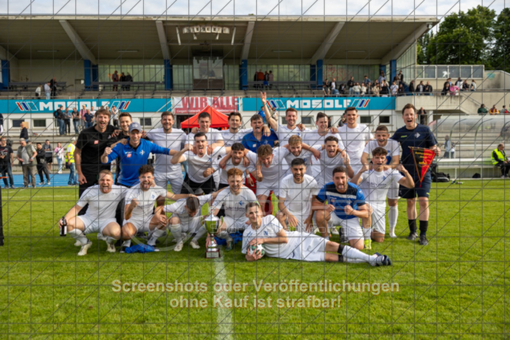 20250529_184548_0320 | #,  VfL Kirchheim (blau) vs. 1.FC Eislingen (weiß), Fußball, Bezirkspokal Finale - Bezirk Neckar/Fils, 2024/2025, Rasenplatz VfL Stadion Kirchheim, Jesinger Straße 105, 73230 Kirchheim, 29.05.2025 - 16:30 Uhr,Foto: PhotoPeet-Sportfotografie/Peter Harich
