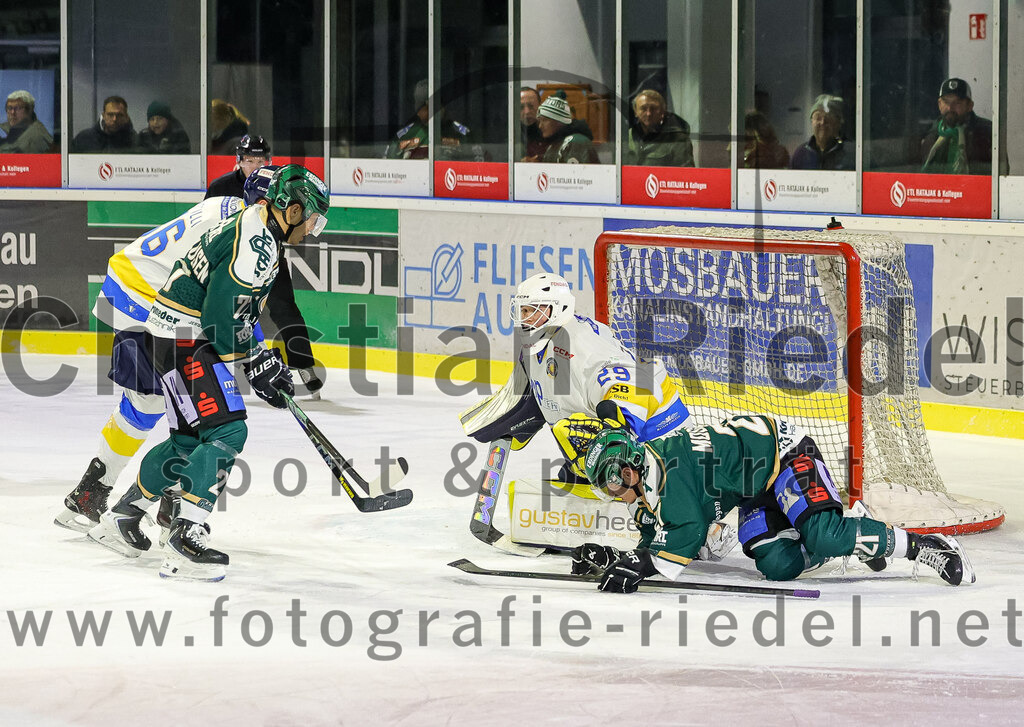 2026-01-09_097_TSV_Erding_gegen_Stuttgart_Rebels | Erding, Deutschland, 09.01.2026:Eishockey, Oberliga Süd 2025 / 2026, 35. Spieltag, TSV Erding gegen Stuttgart Rebels, Endergebnis: Mark Waldhausen (Erding Gladiators, #27), Torwart Nick Jordan Vieregge (Stuttgart Rebels, #29), Erik Modlmayr (Erding Gladiators, #21)Foto: Christian Riedel / fotografie-riedel.net
