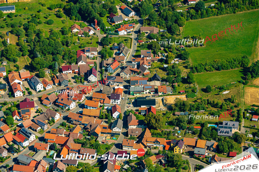 Schrägluftbild    Straufhain - Das Luftbild wurde 2025 vom UL-Flugzeug heraus erstellt (ohne Drohne- keine Drohnenaufnahme ) - Hochauflösende Luftaufnahme -Nicht vergleichbar mit Google Maps oder Satelittenbilder- Die Geschenkidee !Mit Lizenz und Bildrechte bestellbar