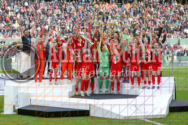 14.05.2026, GER, Fussball, Frauen, DFB-Pokal, Finale, Saison 2025/2026, VfL Wolfsburg - FC Bayern München | Glodis Viggosdottir (Bayern) hebt den DFB Pokal in die Höhe