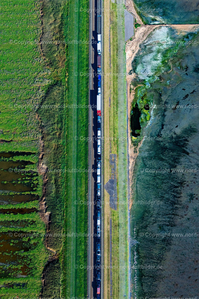 Sylt_Hindenburgdamm_Autozug_ELS_9083060923 | SYLT 06.09.2023 Wattenmeer der Nordsee- Küste am Hindenburgdamm mit dem Zug Sylt-Shuttle bei Sylt auf der Insel Sylt im Bundesland Schleswig-Holstein, Deutschland. // Wadden Sea of North Sea Coast on Hindenburgdamm with the train Sylt-Shuttle in Sylt on Island Sylt in the state Schleswig-Holstein, Germany. Foto: Martin Elsen