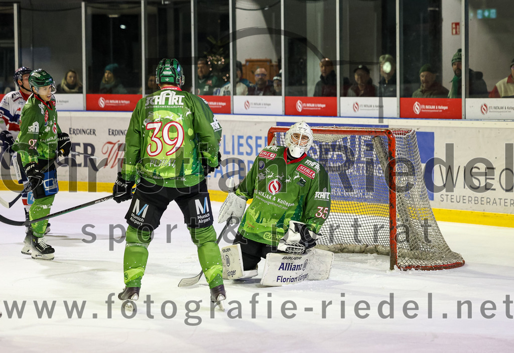 2023-12-17_056_TSV_Erding_gegen_ESC_Kempten | Erding, Deutschland, 17.12.2023:
Eishockey, Bayernliga Vorrunde 2023 / 2024, 18. Spieltag, TSV Erding gegen ESC Kempten, Endergebnis: 5:1

Thomas Plihal (Erding Gladiators, #39), Torwart Niklas Schlammer (Erding Gladiators, #35)

Foto: Christian Riedel / fotografie-riedel.net