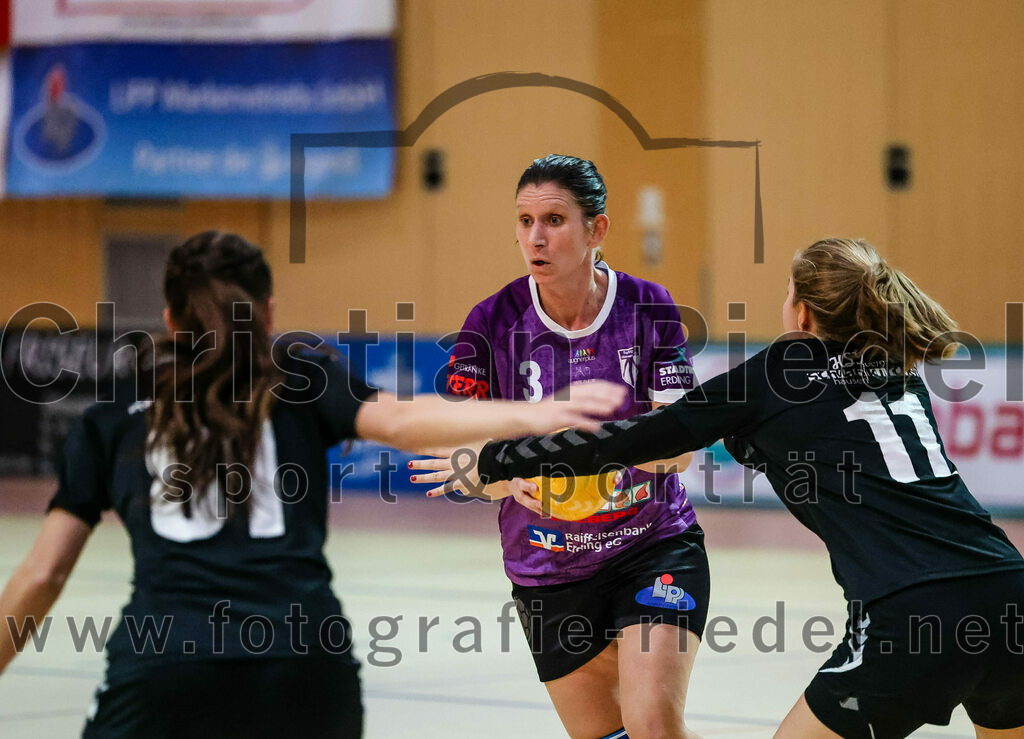 2024-01-27_007_SpVgg_Altenerding_gegen_HSG_Schwab-kirchen | Erding, Deutschland, 27.01.2024:
Handball, Bezirksoberliga Frauen Altbayern 2023 / 2024, 12. Spieltag, SpVgg Altenerding gegen HSG Schwab/kirchen, Endergebnis: 39:28

Veronika Gasteiger (HSG Schwab/kirchen, #81), Grit Kschischow (SpVgg Altenerding, #3), Sandra Frimmer (HSG Schwab/kirchen, #11)

Foto: Christian Riedel / fotografie-riedel.net