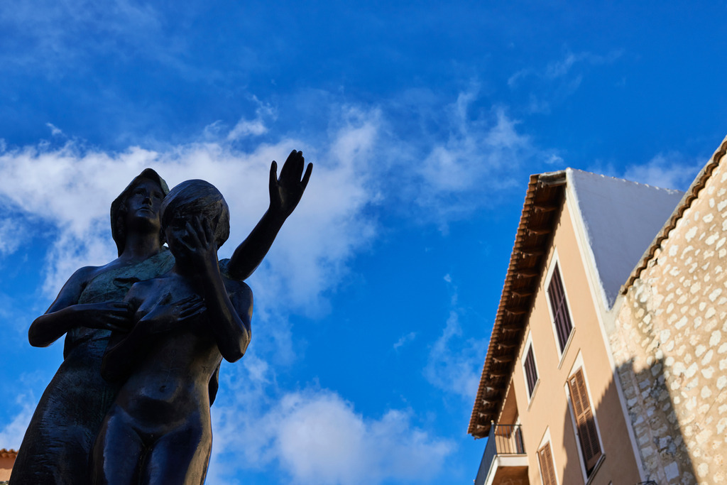 Figuren am Dorfplatz | Alaró, Spanien - December 29, 2013: Figuren am Dorfplatz. - Realisiert mit Pictrs.com