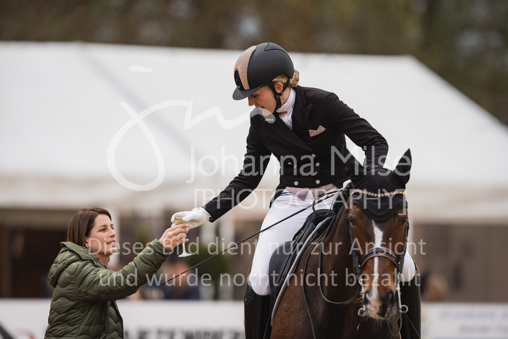 230429_Dressurfestival_S-Kür-321 | Deine schönsten Turniermomente als professionelle Fotos! Entdecke hochwertige Pferdesport-Fotografie im Online-Shop. Jetzt Fotos finden & bestellen!