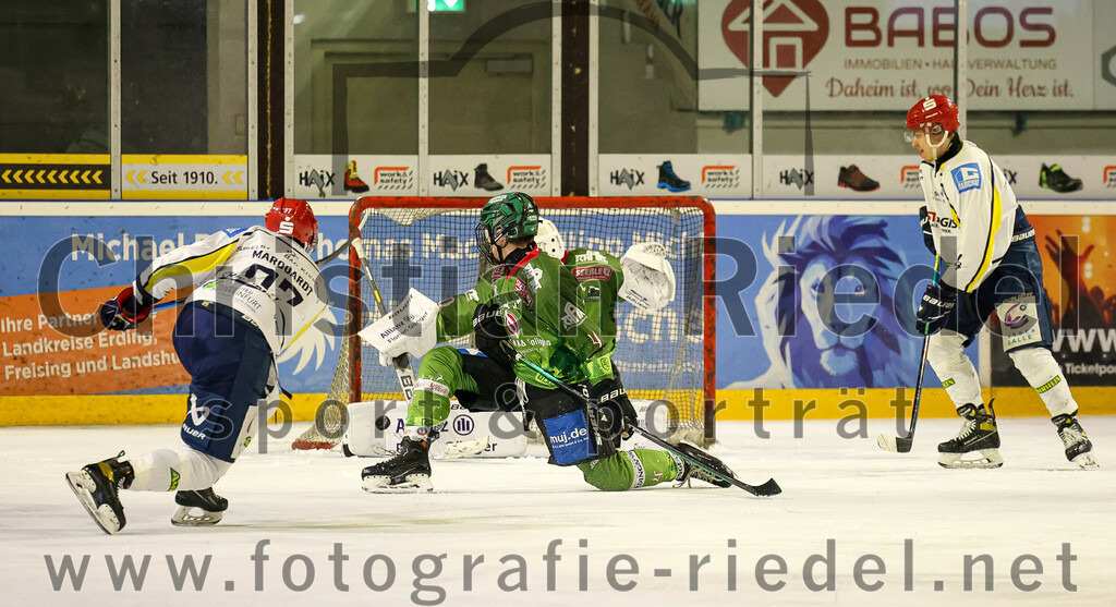 2023-12-26_103_TSV_Erding_gegen_ERV_Schweinfurt | Erding, Deutschland, 26.12.2023:
Eishockey, Bayernliga Vorrunde 2023 / 2024, 20. Spieltag, TSV Erding gegen ERV Schweinfurt, Endergebnis: 9:3

Simon Franz (Erding Gladiators, #4)

Foto: Christian Riedel / fotografie-riedel.net