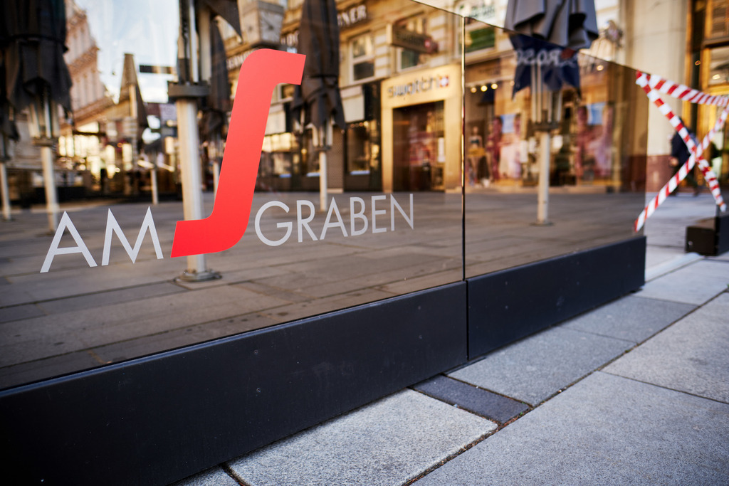 Schanigarten Am Graben geschlossen | Wien, Austria - March 30, 2021: Massnahmen zur Einschränkung von COVID-19; Schanigarten vom Cafe Segafredo Am Graben geschlossen. - Realisiert mit Pictrs.com