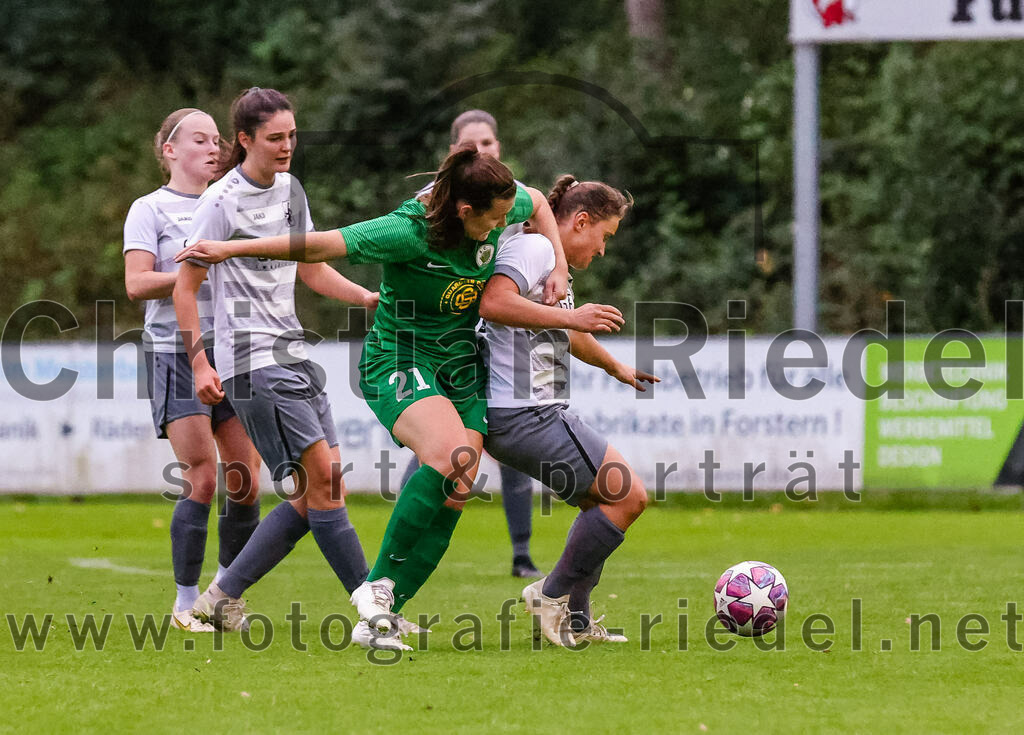 2023-10-07_092_FC_Forstern_gegen_TSV_Schwaben_Augsburg | Forstern, Deutschland, 07.10.2023:
Fußball, Frauen Bayernliga 2023 / 2024, 6. Spieltag, FC Forstern gegen TSV Schwaben Augsburg, Endergebnis: 1:6

Vanessa Meingaßner (FC Forstern, #21), Alea Röger (TSV Schwaben Augsburg, #11)

Foto: Christian Riedel / fotografie-riedel.net