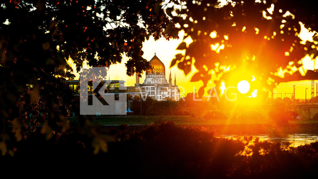 Panorama-Yenidze-Dresden-Sonnenuntergang-0U3A5941 | Blick auf die farbenprächtige Kuppel der Yenidze Dresden im Sonnenuntergang.  - Realisiert mit Pictrs.com