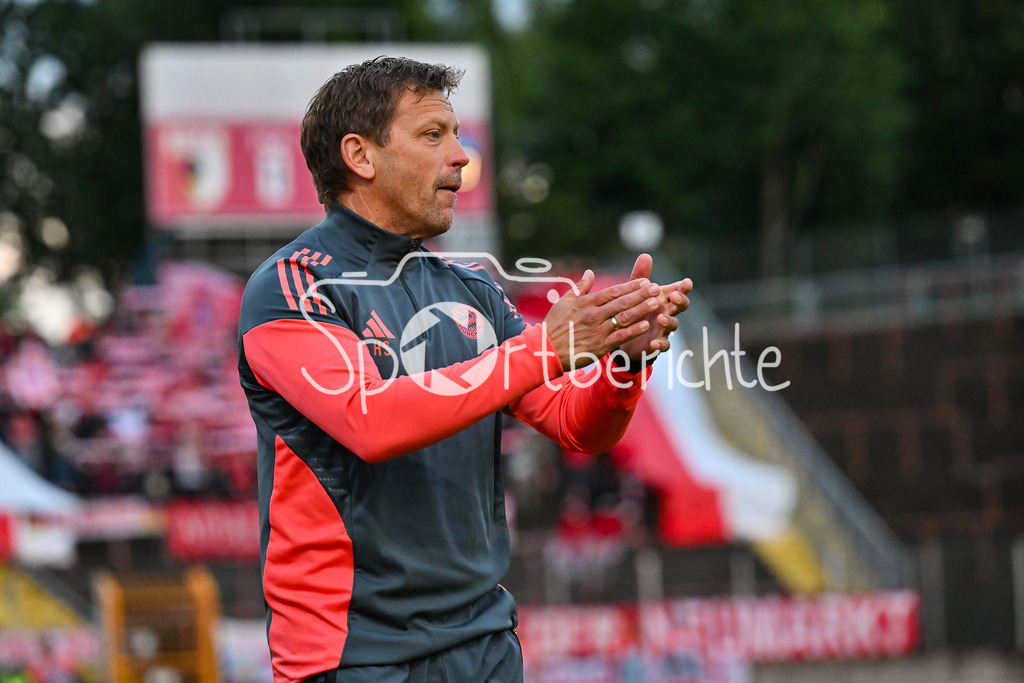 FC Augsburg II - FC Bayern Amateure | im Bild Holger SEITZ Cheftrainer FC Bayern München II / Einzelfoto / Freisteller / Regionalliga Bayern: FC Augsburg II - FC Bayern Muenchen II, Rosenaustadion am 25.07.2025