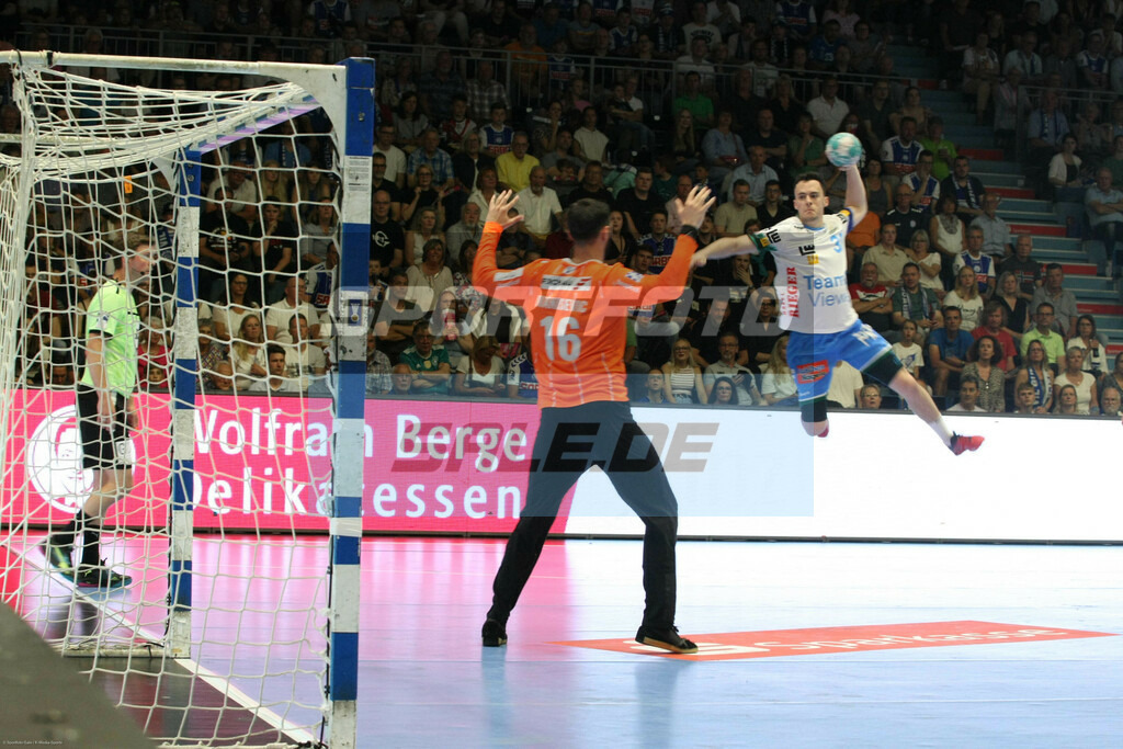 VFL Gummersbach -  FrischAuf Göppingen | Axel Goller kommt angeflogen - © Sportfoto-Sale (MK) - Realisiert mit Pictrs.com