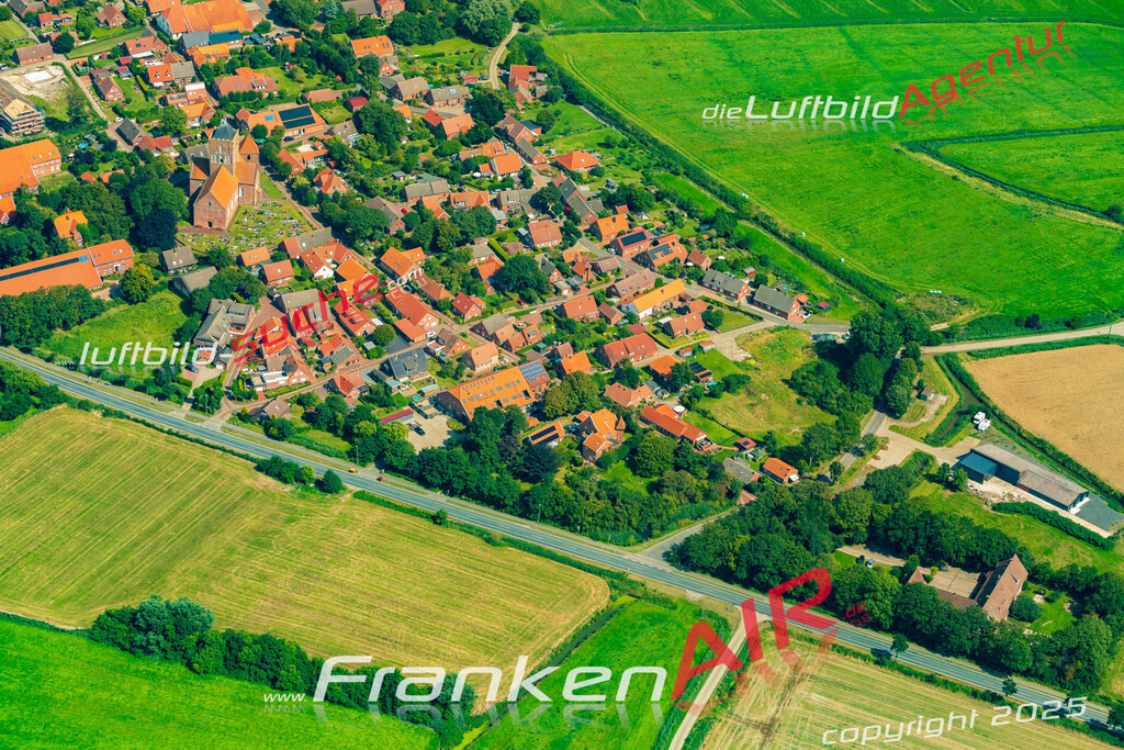 Pilsum Krummhörn Bild- Das Luftbild wurde 2025 vom UL-Flugzeug heraus erstellt ( keine Drohne bzw. Drohnenaufnahme ) - Hochauflösende Luftaufnahme -Nicht vergleichbar mit Google Maps oder Satelittenbilder- Die Geschenkidee !Mit Lizenz und Bildrechte bestellbar - CC