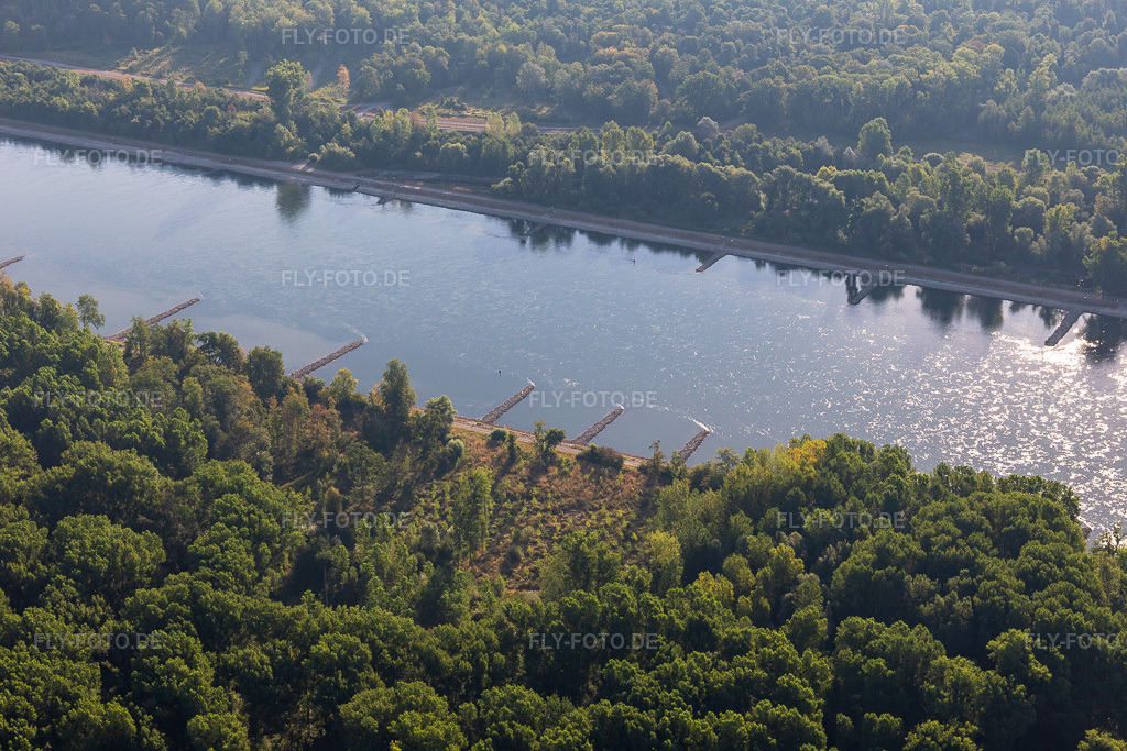 Luftbild: Trockengefallene Buhnen im Rhein bei Niedrigwasser in Leimersheim im Bundesland Rheinland-Pfalz in Deutschland.Foto: IMG_133716.jpg vom 14.08.2022 durch Werner Riehm/FLY-FOTO.deAuflösung des Originals: 5472 x 3648 px
