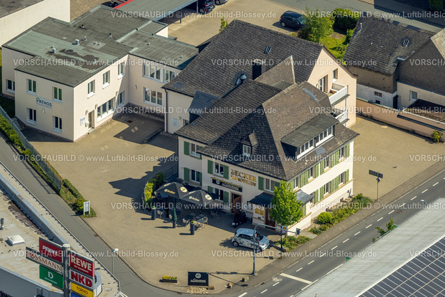 Brilon240503408 | Luftbild, Geschäftshaus mit Restaurant Ristorante Da Giovanni, Becker Immobilien GmbH, Pathos  Personalmanagement, Keffelker Straße, Brilon, Sauerland, Nordrhein-Westfalen, Deutschland
