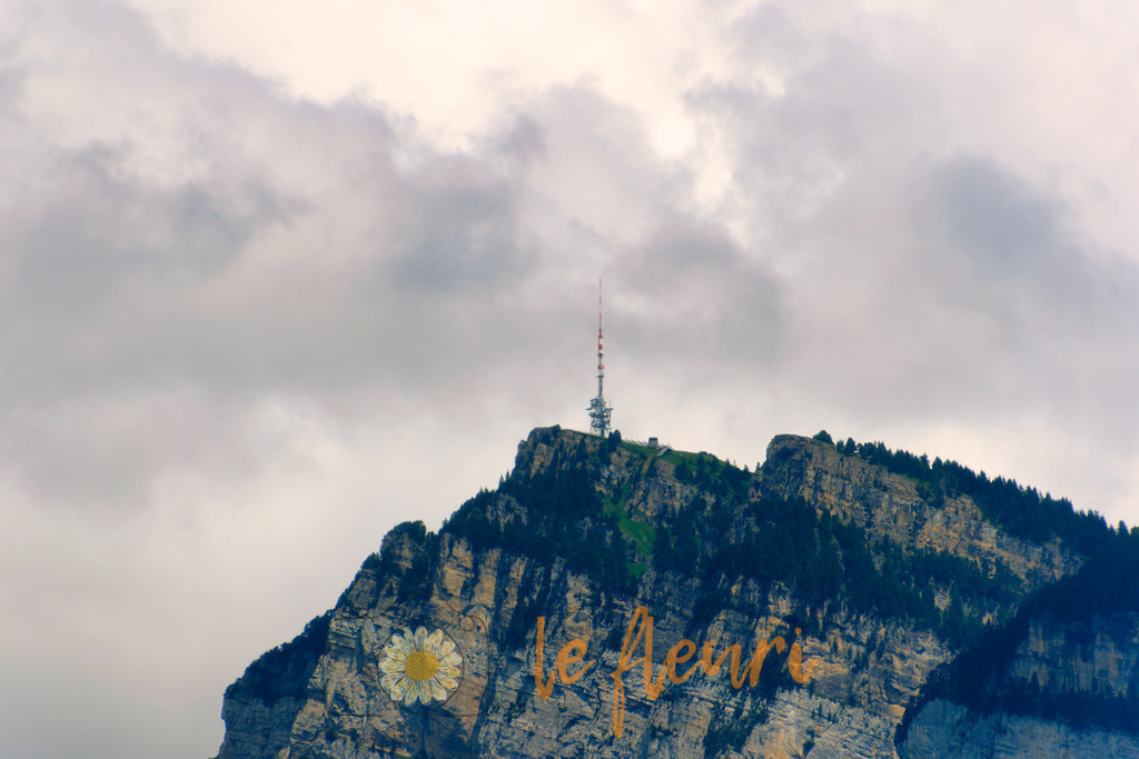 Der Sender auf dem Niederhorn | Dies ist der Shop von Florian Blum - le fleuri. Langenthal, Bern, Schweiz. Sie können hier meine oder ihre eigenen Fotos als Fotoprodukte kaufen. Tassen, Schlüsselanhänger, Taschen etc. können Sie hier gestalten.  - Realisiert mit Pictrs.com