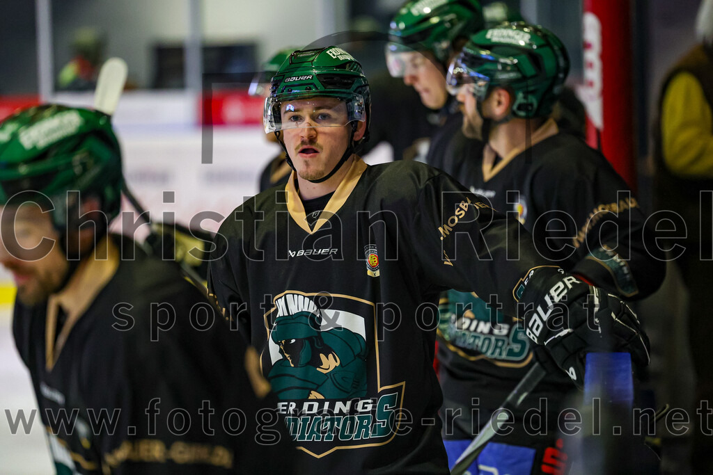 2025-11-16_012_TSV_Erding_gegen_Selber_Woelfe | Erding, Deutschland, 16.11.2025:Eishockey, Oberliga Süd 2025 / 2026, 17. Spieltag, TSV Erding gegen Selber Wölfe, Endergebnis: 3:1Erik Modlmayr (Erding Gladiators, #21)Foto: Christian Riedel / fotografie-riedel.net