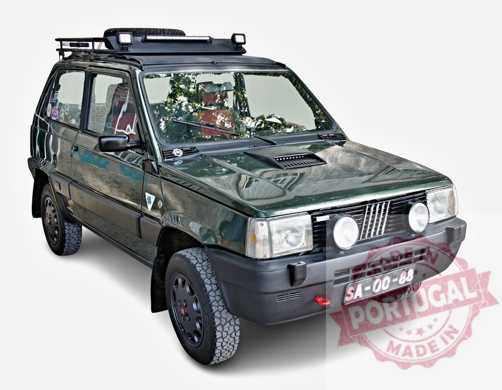 Green Fiat Panda 4x4 off-road vehicle driving adventure | Green Fiat Panda 4x4 classic off-road vehicle standing on white background - Realisiert mit Pictrs.com