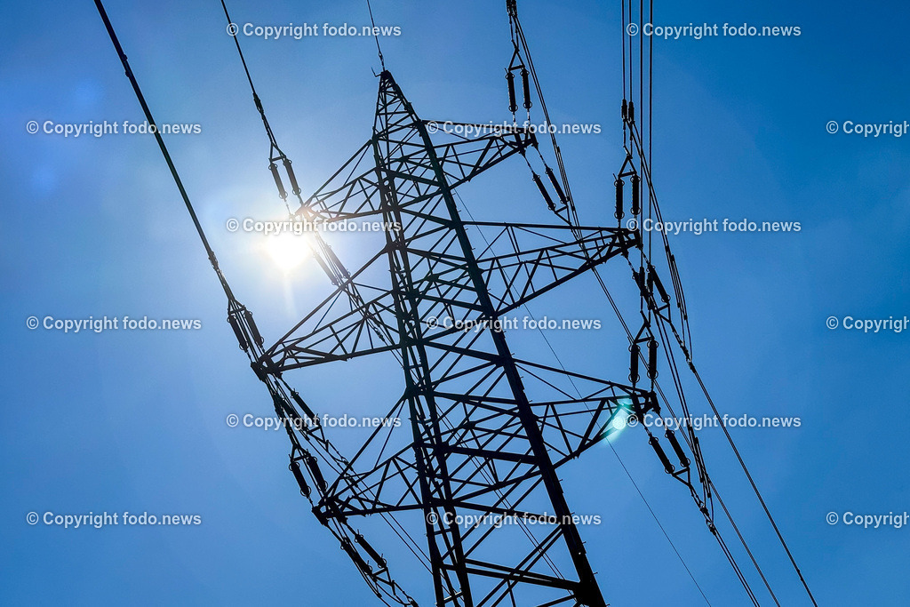 Strommast_ Stromleitung_ Stromleitungen_ Strom_ Stromausfall_ 07.04.2023-12 | 07.04.2023, Linz, AUT, Strom, im Bild Themenbild, Strommast, Stromleitung, Stromleitungen, Strom, Stromausfall, Hochspannung, Black Out, Power, Energy, Symbolbild, Feature