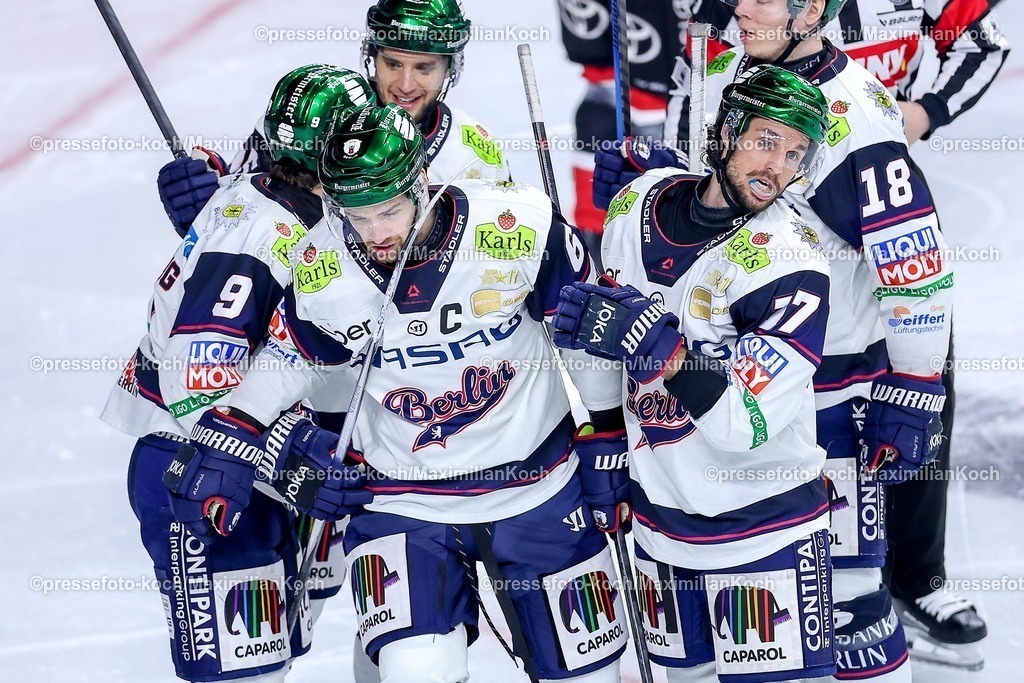 KEC15042601114 | 15.04.2026, Eishockey, DEL Halbfinale Play-Offs, Kölner Haie - Eisbären Berlin, Spiel 4, Lanxess-Arena Köln: Torjubel nach dem Tor zum 2:1 durch Torschütze Kai Wissmann (Eisbären Berlin #06)  zusammen mit  Ty Ronning (Eisbären Berlin #09) Jonas Müller (Eisbären Berlin #18) Frederik Tiffels (Eisbären Berlin #95) Jean-Sebastien Dea (Eisbären Berlin #17)  