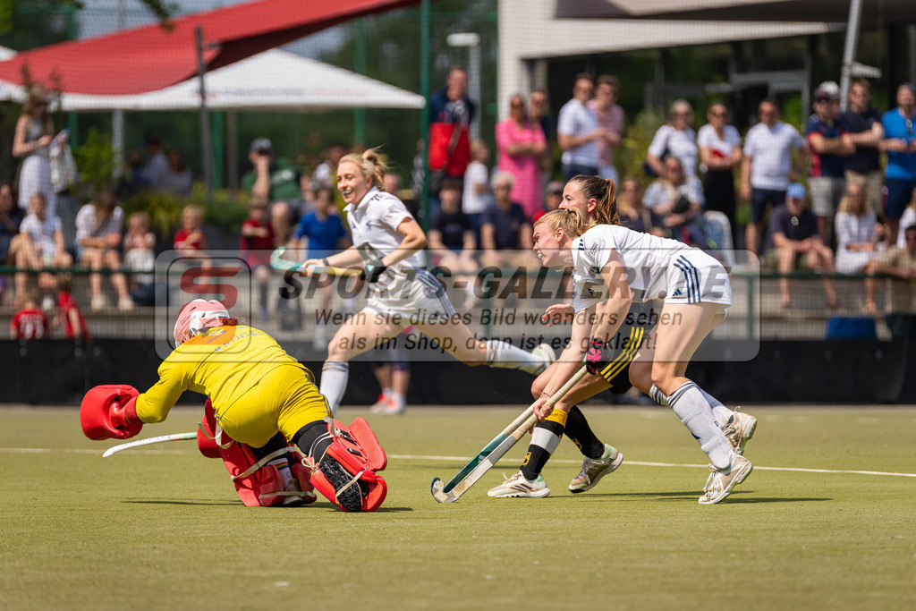 HK_20240511_100696 | 1.Bundesliga Damen Düsseldorfer HC - Harvestehuder THC am 11.5.2024 Düsseldorfer HC, Düsseldorf , Krüger Rosa Torfrau ( Harvestehuder THC #32 ) , Lilly Stoffelsma ( Düsseldorfer HC #50 )