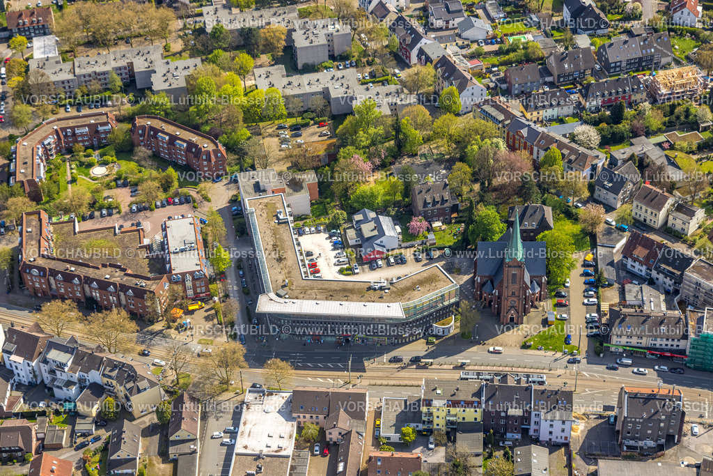 Bochum230403927 | Luftbild, Lukaskirche, Altenbochumer Bogen Einkaufszentrum und Ärztehaus, Altenbochum, Bochum, Ruhrgebiet, Nordrhein-Westfalen, Deutschland