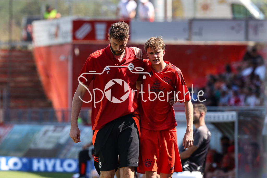 FC Würzburger Kickers - FC Bayern Amateure | der verletzte Jonathan Asp JENSEN (FC Bayern München II #10) muss gestuetze vom Platz gebraucht werden / Verletzung / Regionalliga Bayern: FC Würzburger Kickers - FC Bayern München II, AKON Arena am 24.08.2024