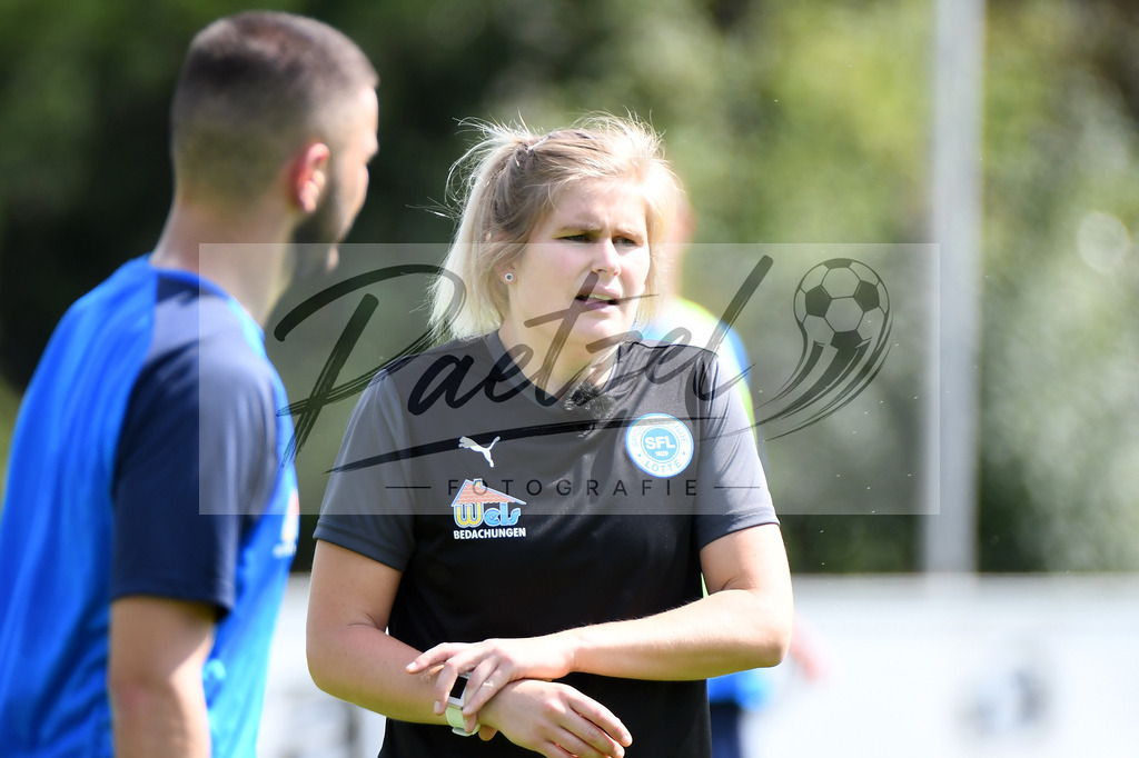 TRASFL20200713_0071 | Fussball, Herren: Trainerin Imke Wuebbenhorst (SF Lotte) schaut bei der Trainingseinheit von SF Lotte im Sportpark am Lotter Kreuz am 13.07.2020 in Lotte, Deutschland. - Realisiert mit Pictrs.com