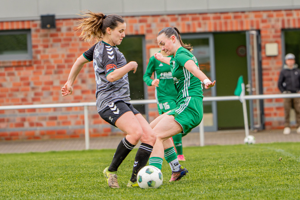 Fußball I Frauen I Saison 2025-2026 I Oberliga Niedersachsen I 19. Spieltag I TuS Lutten - TuS Büppel I 06112 | jns.sportfotos - Realisiert mit Pictrs.com