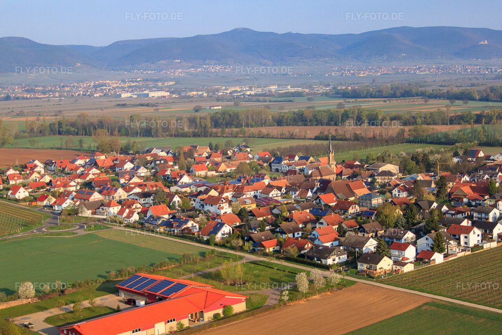 Luftbild: Dorf von Südosten in Großfischlingen im Bundesland Rheinland-Pfalz in Deutschland. Foto: IMG_49596.jpg vom 13.04.2012 durch Werner Riehm/FLY-FOTO.de
