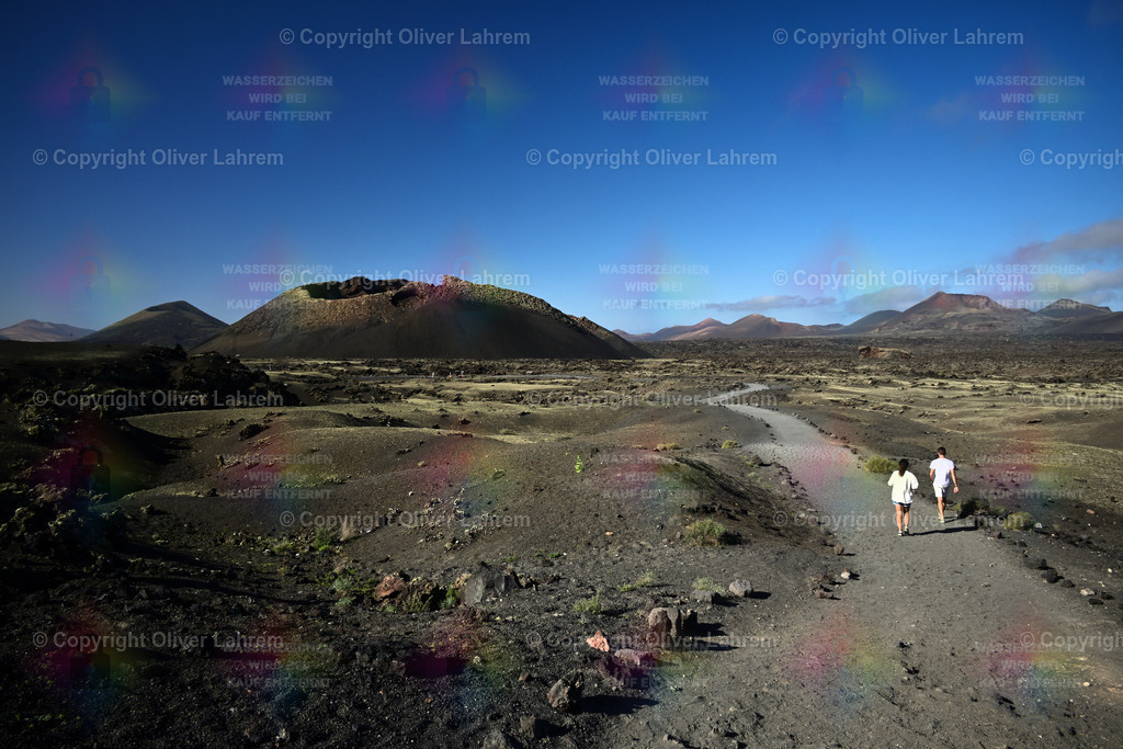 Wanderweg zum El Cuervo |  Touristen auf dem Wanderweg zum Vulkan "El Cuervo" im Naturpark von Los Volcanes auf der Kanareninsel Lanzarote.