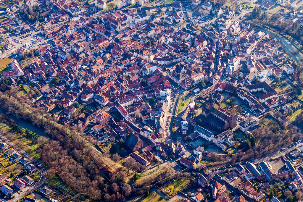 Aerial view: Old town area and city center in Wissembourg in the state Bas-Rhin, France. – Photo: IMG_48389.jpg taken on 12/11/2011 by Werner Riehm/FLY-FOTO.com – Resolution of the original: 4574 x 3049 px