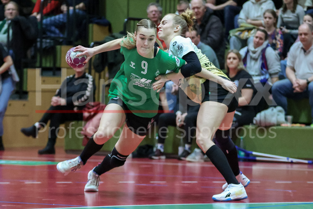 Handball, 2. Bundesliga Frauen, SV Werder Bremen - Bergischer HC | v.li.: Luca Schumacher (SV Werder Bremen, 9) und Leonie Kockel (Bergischer HC, 6) im Zweikampf, Duell, Spielszene, Aktion, Action
