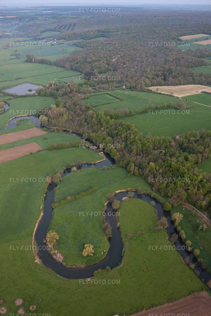 Aerial view: Oise in Sorbais in the state Aisne, France. – Photo: IMG_39950.jpg taken on 04/17/2011 by Werner Riehm/FLY-FOTO.com – Resolution of the original: 2801 x 4201 px