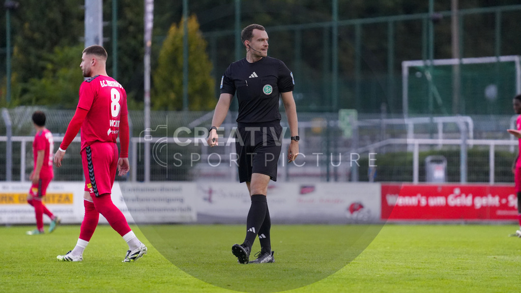 Fußball, Herren, Saison 2025/2026, Regionalliga Nordost, 8. Spieltag, FSV 63 Luckenwalde vs. FC Hertha 03 Zehlendorf, Dienstag 16.09.2025, Werner-Seelenbinder-Stadion Luckenwalde, | Fußball, Herren, Saison 2025/2026, Regionalliga Nordost, 8. Spieltag, FSV 63 Luckenwalde vs. FC Hertha 03 Zehlendorf, Dienstag 16.09.2025, Werner-Seelenbinder-Stadion Luckenwalde, Im Bild: DFB Schiedsrichter Richard Hempel. - Realisiert mit Pictrs.com