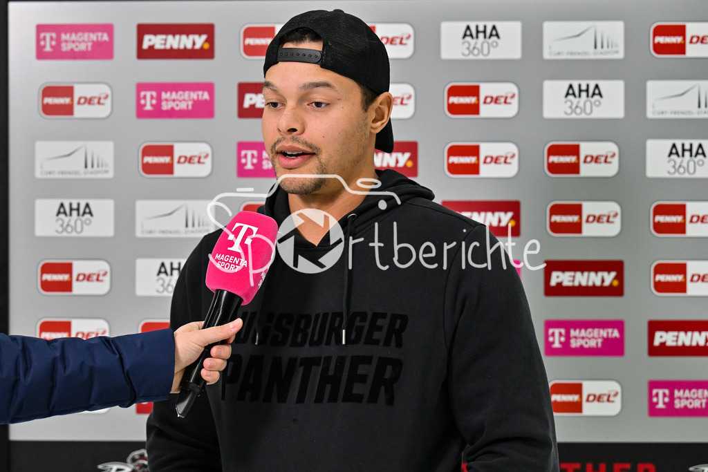 Augsburger Panther - Grizzlys Wolfsburg | im Bild Madison BOWEY (Augsburger Panther 22) beim Interview mit MagentaSport / Magenta Sport / Einzelfoto / Freisteller / DEL: Augsburger Panther - Grizzlys Wolfsburg; Curt Frenzel Stadion am 10.10.2025