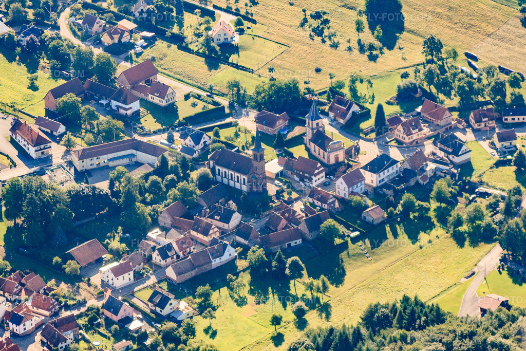 Aerial view: Rue des Églises with Eglise Protestante and Eglise Saint Philippe et Saint Jacques in Climbach in the state Bas-Rhin, France. – Photo: IMG_31091.jpg taken on 08/07/2010 by Werner Riehm/FLY-FOTO.com – Resolution of the original: 4752 x 3168 px