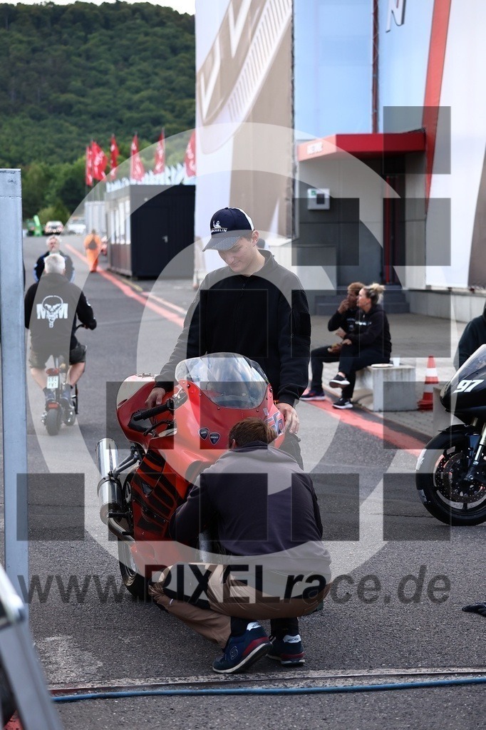 social-20250822_00038 | Schöne Erinnerungen an spannende Momente - das festzuhalten ist unser Job. PIXELrace.de ist seit 2003 auf den Rennstrecken Europas unterwegs um die Action draußen beim Fahren und die wunderbare Stimmung imm Fahrerlager für euch einzufangen.