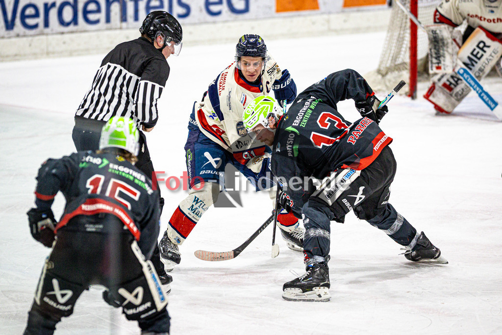 Peißenberg MINERS gegen VfE Ulm/Neu-Ulm DEVILS | Eishockey Bayernliga 2025/26 Vorrunde 24. Spieltag, Peißenberg MINERS gegen VfE Ulm/Neu-Ulm DEVILS, 20260104,Bully,2026-01-04 in Peißenberg (flatbuy Arena Peißenberg), Bohumil SLAVICEK (VfE Ulm/Neu-Ulm DEVILS Kapitän 91), Weiland PARRISH (MINERS 13)Copyright: WolfgangxLindner www.foto-lindner.de