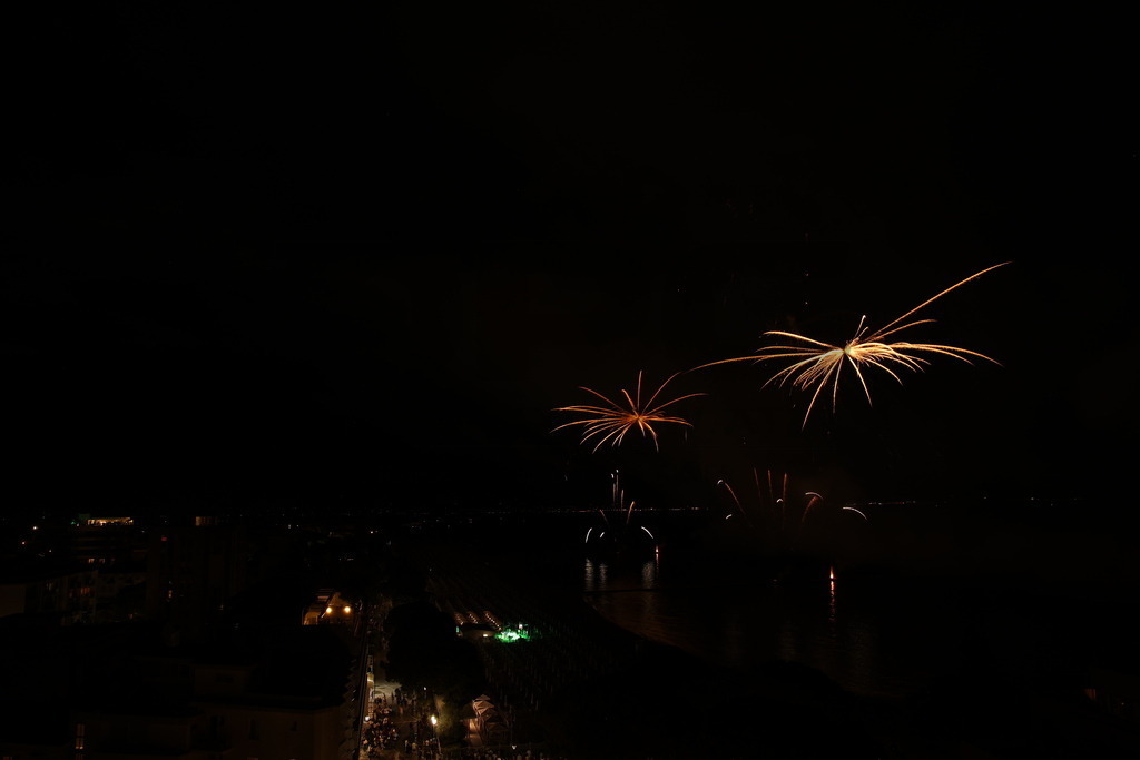 Ferragosto Fireworks in Grado, Italy | GRADO, ITALY, 15.AUG.26 - FIREWORKS - Ferragosto fireworks over the Adriatic Sea in Grado, Italy. Colorful fireworks light up the night sky above the beach, coastline and waterfront during the traditional summer celebration. - Realisiert mit Pictrs.com