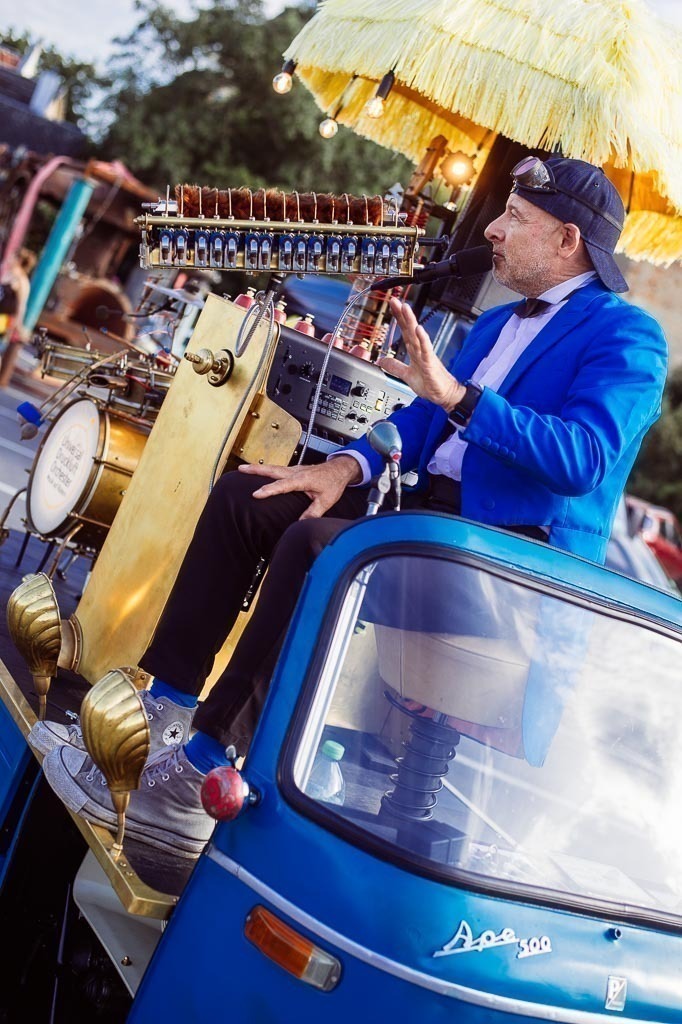 Universal Druckluft Orchester | Das Universal Druckluft Orchester mit Peter Till am Forte Belvedere Leisnig zum Festival Hallo Leisnig 2022. - Realisiert mit Pictrs.com