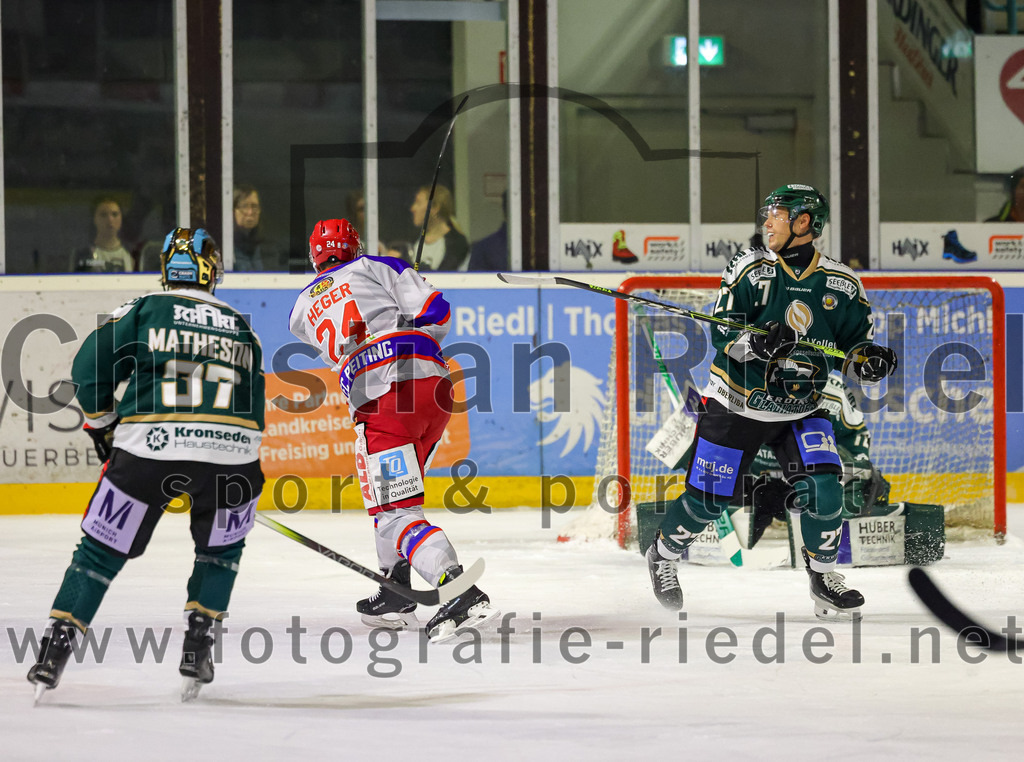 2026-02-15_103_TSV_Erding_gegen_EC_Peiting | Erding, Deutschland, 15.02.2026:Eishockey, Oberliga Süd 2025 / 2026, 47. Spieltag, TSV Erding gegen EC Peiting, Endergebnis: 4:5Thomas Matheson (Erding Gladiators, #37), Thomas Heger (EC Peiting, #24), Mark Waldhausen (Erding Gladiators, #27), Torwart David Zabolotny (Erding Gladiators, #72)Foto: Christian Riedel / fotografie-riedel.net