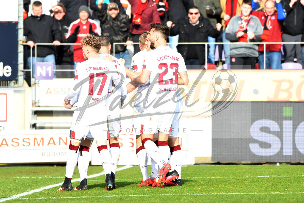 20200208_OSNFCN_0090 | Fußball, Herren: Hanno Behrens (1. FC Nuernberg) Torjubel, jubelt nach seinem Tor zum 0:1 mit seinen Teamkollegen waehrend des Spiels der 2. Bundesliga zwischen VfL Osnabrueck und 1. FC Nuernberg im Stadion an der Bremer Bruecke am 08.02.2020 in Osnabrueck, Deutschland.DFB / DFL REGULATIONS PROHIBIT ANY USE OF PHOTOGRAPHS AS IMAGE SEQUENCES AND/OR QUASI-VIDEO. - Realisiert mit Pictrs.com
