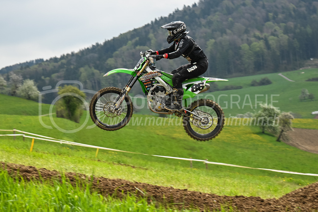 Motocross Schlatt bei Winterthur - 30. April 2023 | #86 Gassmann Ramona aus Berneck (CH) auf Kawasaki KX 250 in der Kategorie Swiss MX Women Cup am Motocross Schlatt bei Winterthur, 30. April 2023. 
Instagram: @mx_schlatt | @mc_wila | @sam_schweiz
Bild: Sportfotografie Markus Aeschimann | www.markus-aeschimann.ch - Realisiert mit Pictrs.com