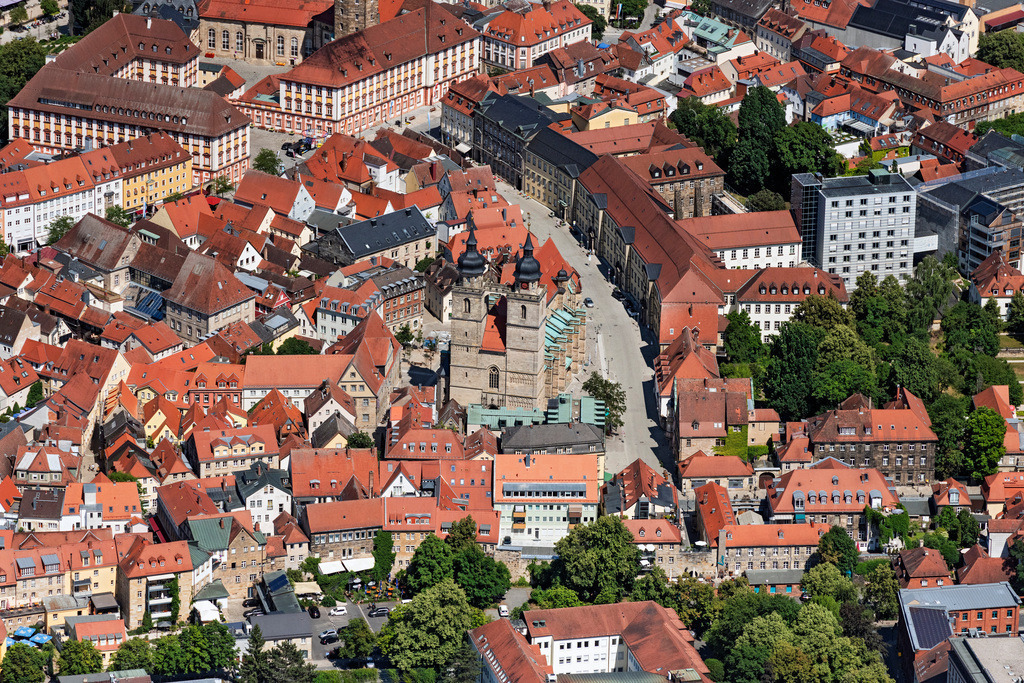 dr__0203854.jpg | BAYREUTH 08.07.2023 Kirchengebäude der Stadtkirche Heilig Dreifaltigkeit im Stadtzentrum in Bayreuth im Bundesland Bayern, Deutschland. // Church building of the Stadtkirche Heilig Dreifaltigkeit in the city center of Bayreuth in the state Bavaria, Germany. Foto: Daniel Reiter
